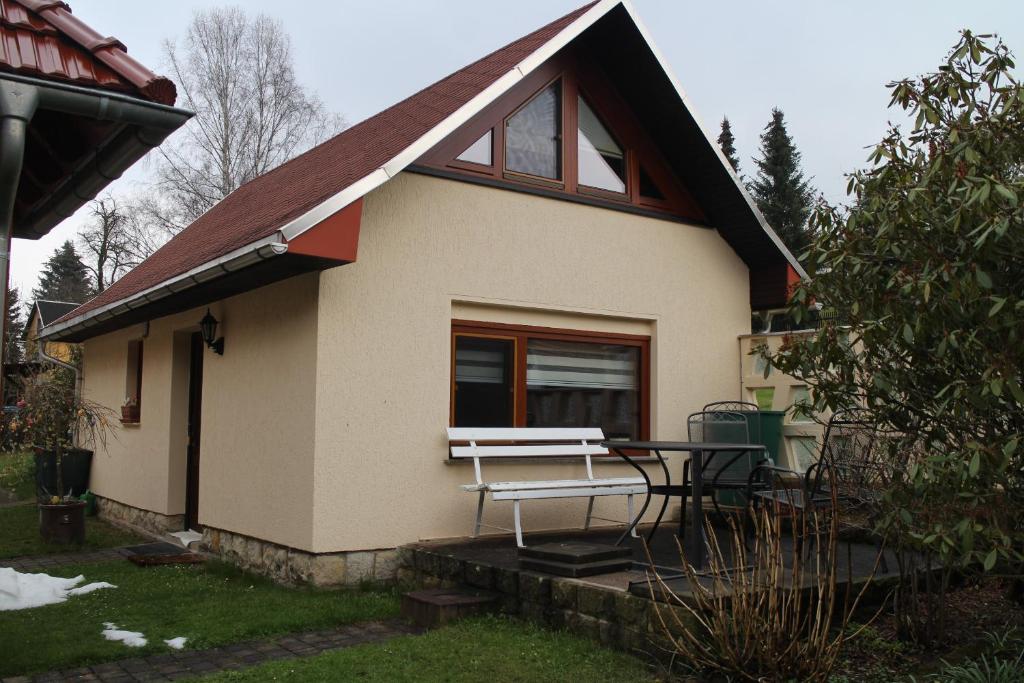 dom ze stołem piknikowym przed nim w obiekcie Ferienhaus Dani w mieście Bad Gottleuba