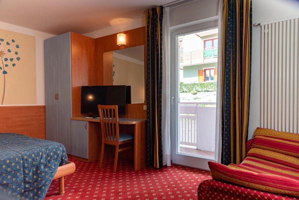 TV a/nebo společenská místnost v ubytování Hotel Londra Slow Living Molveno