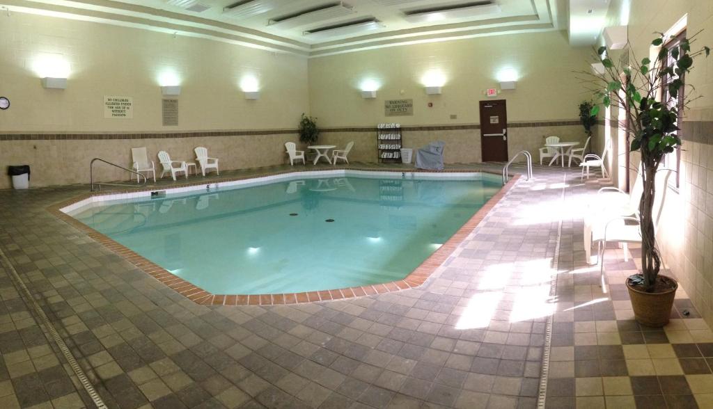 a large swimming pool with chairs and a table at Country Inn & Suites by Radisson, Lincoln North Hotel and Conference Center, NE in Lincoln