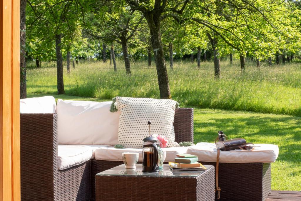 Posezení v ubytování Orchard Farm Luxury Glamping and Campsite