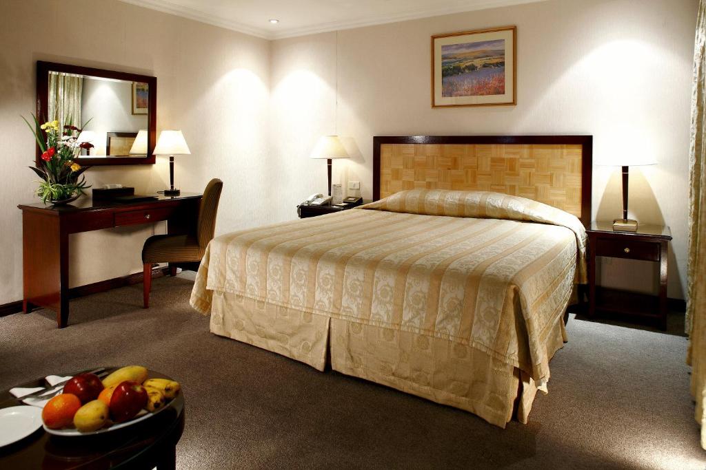 Postel nebo postele na pokoji v ubytování Herald Suites Solana