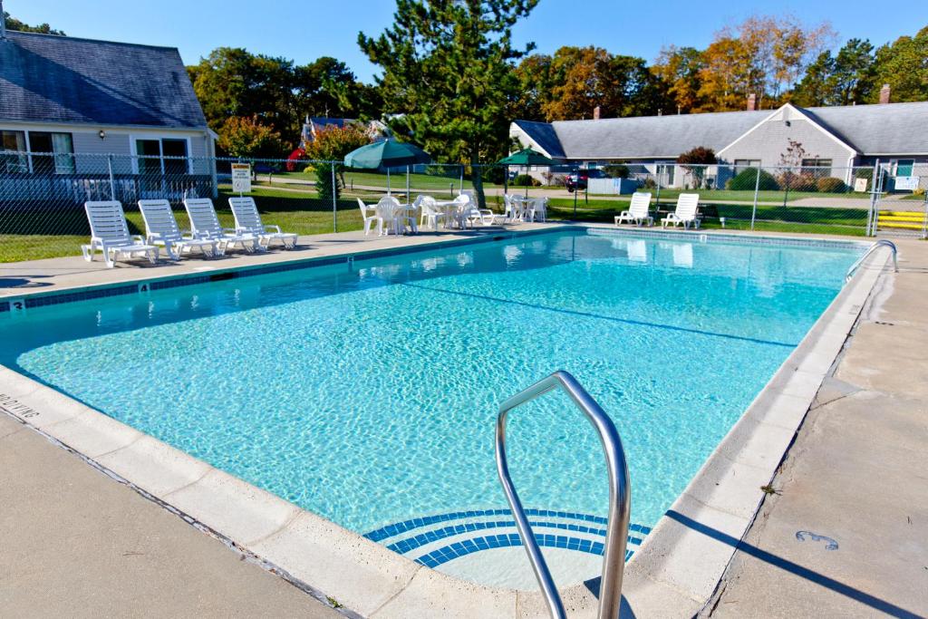 Piscina de la sau aproape de Brewster Green Resort