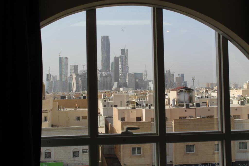een raam met uitzicht op de skyline van de stad bij بيستانا للشقق الفندقية 2 in Riyad