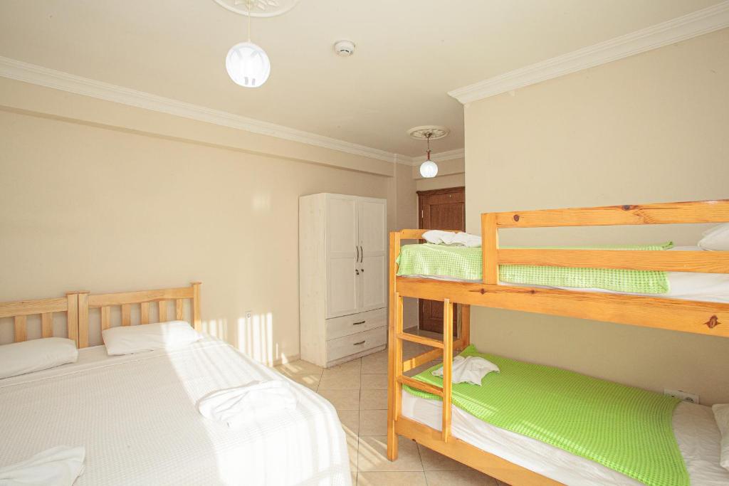 フェティエにあるKampus Gardenのベッドルーム1室(二段ベッド2組付)、廊下が備わります。