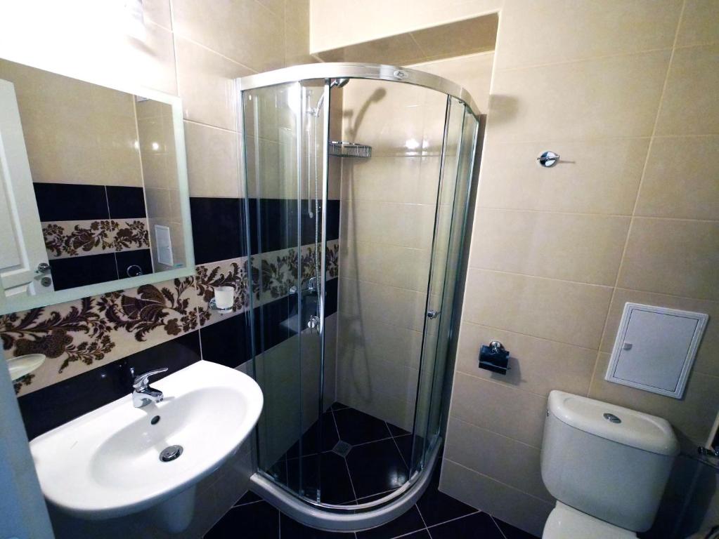 A bathroom at APART-HOTEL Stamopolu Lux с изглед към морето