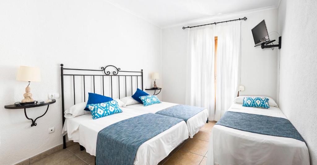 Hostal Tres Molins - Triple Room