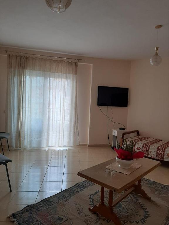a living room with a couch and a table at Appartamento lungomare Bianca in Vlorë