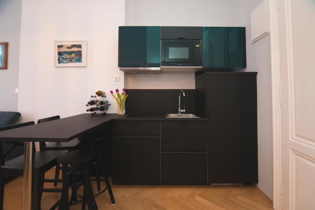 Stross Apartments - 3