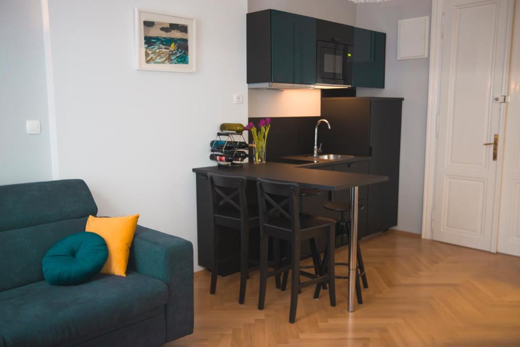 Stross Apartments - 2