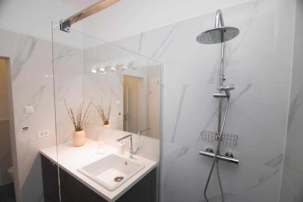 Stross Apartments - 1