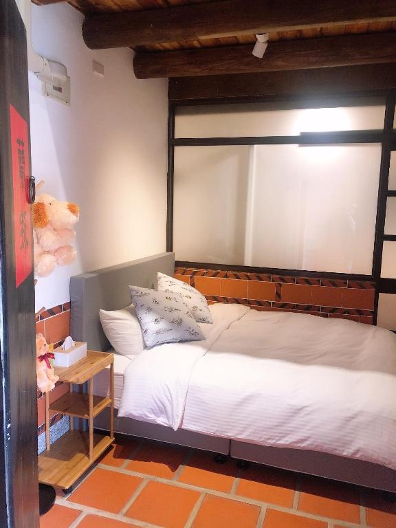 Postel nebo postele na pokoji v ubytování 依山初晴包棟民宿I-Shan House