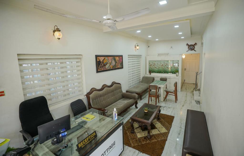 Posezení v ubytování Adams Cottage Kochi