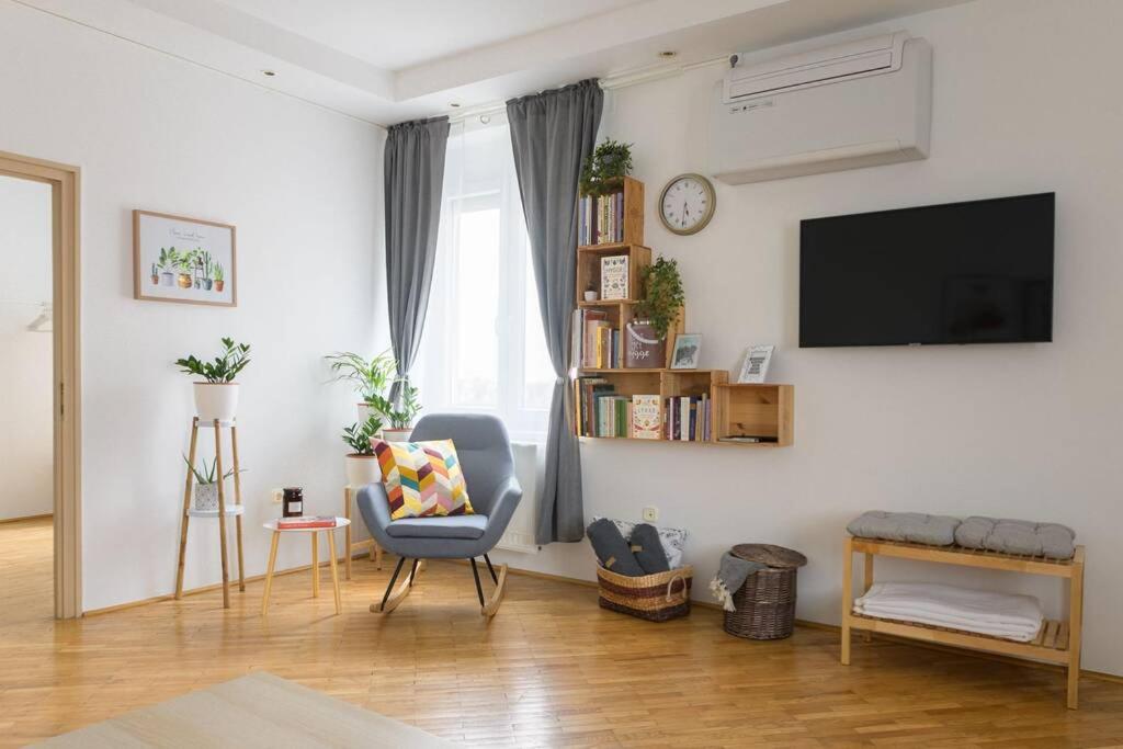 Televízia a/alebo spoločenská miestnosť v ubytovaní Hygge Apartman