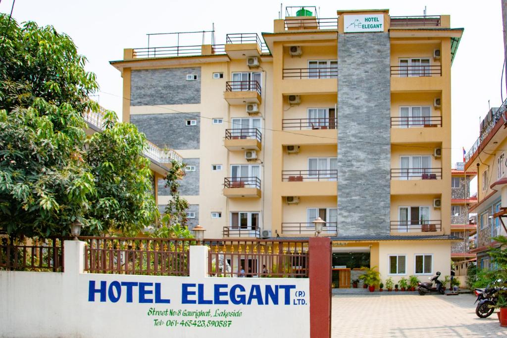 ein Hotel-Agenten-Schild vor einem Gebäude in der Unterkunft Hotel Elegant in Pokhara