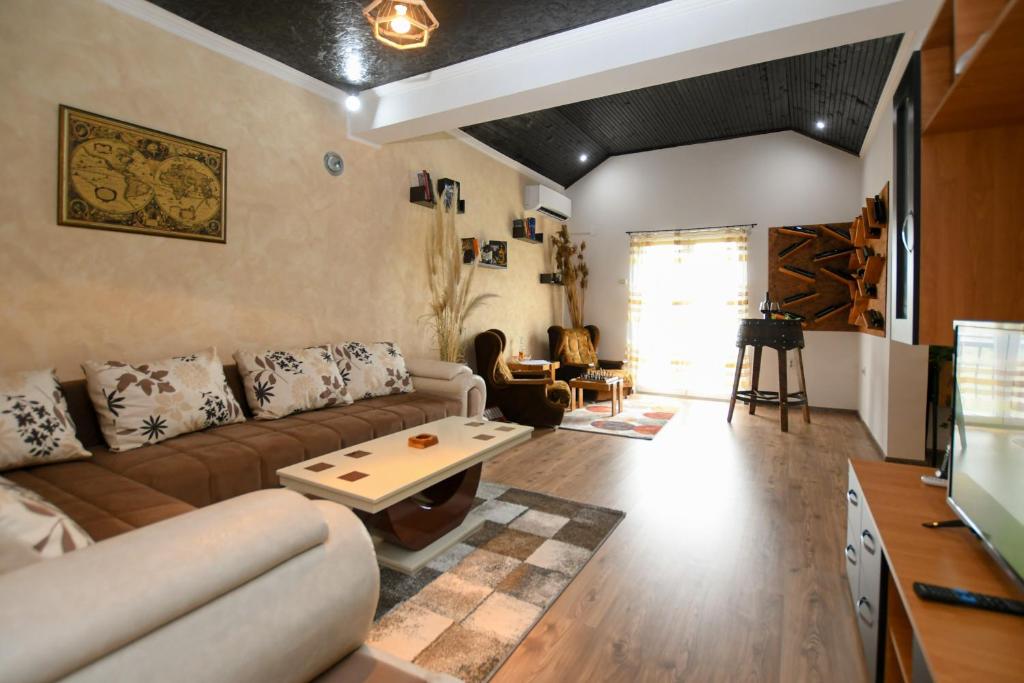 sala de estar con sofá y mesa en Apartman Pejović, en Kladovo