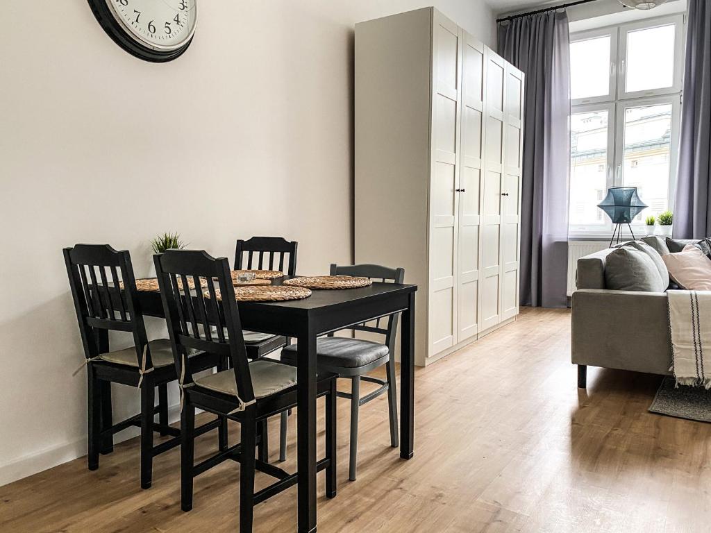 Posedenie v ubytovaní Cozy Apartment in the heart of Jewish District