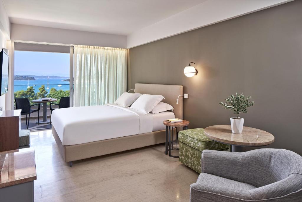 Postel nebo postele na pokoji v ubytování AKS Porto Heli Hotel