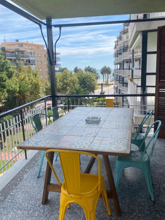 stół i krzesła na balkonie w obiekcie SALOU : SPACIEUX APPARTEMENT 100 M2 vue sur mer w Salou