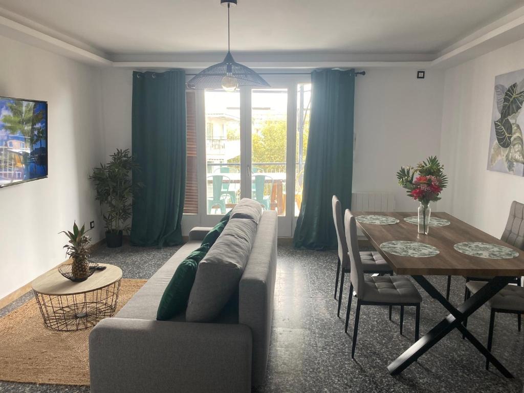 Posedenie v ubytovaní SALOU : SPACIEUX APPARTEMENT 100 M2 vue sur mer