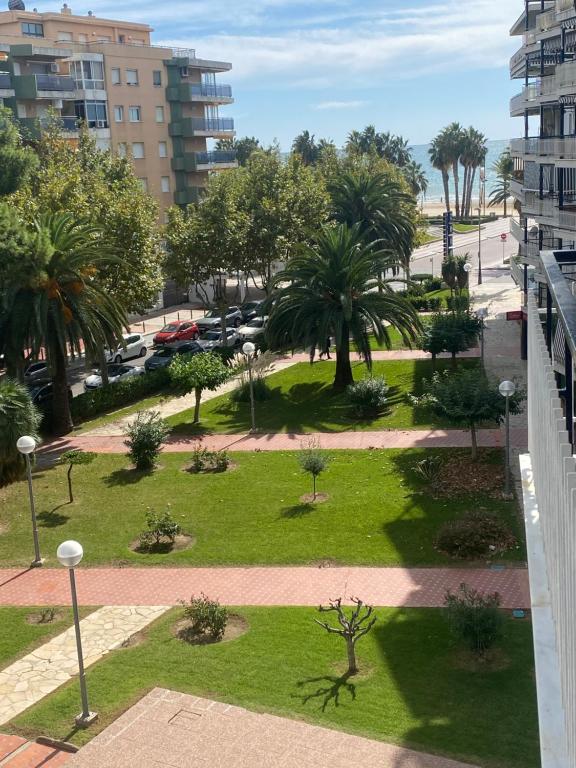 Vonkajšia záhrada v ubytovaní SALOU : SPACIEUX APPARTEMENT 100 M2 vue sur mer