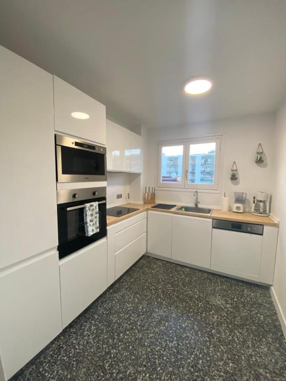Kuchyňa alebo kuchynka v ubytovaní SALOU : SPACIEUX APPARTEMENT 100 M2 vue sur mer