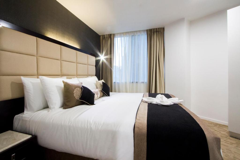 Postel nebo postele na pokoji v ubytování VR Queen Street Hotel & Suites