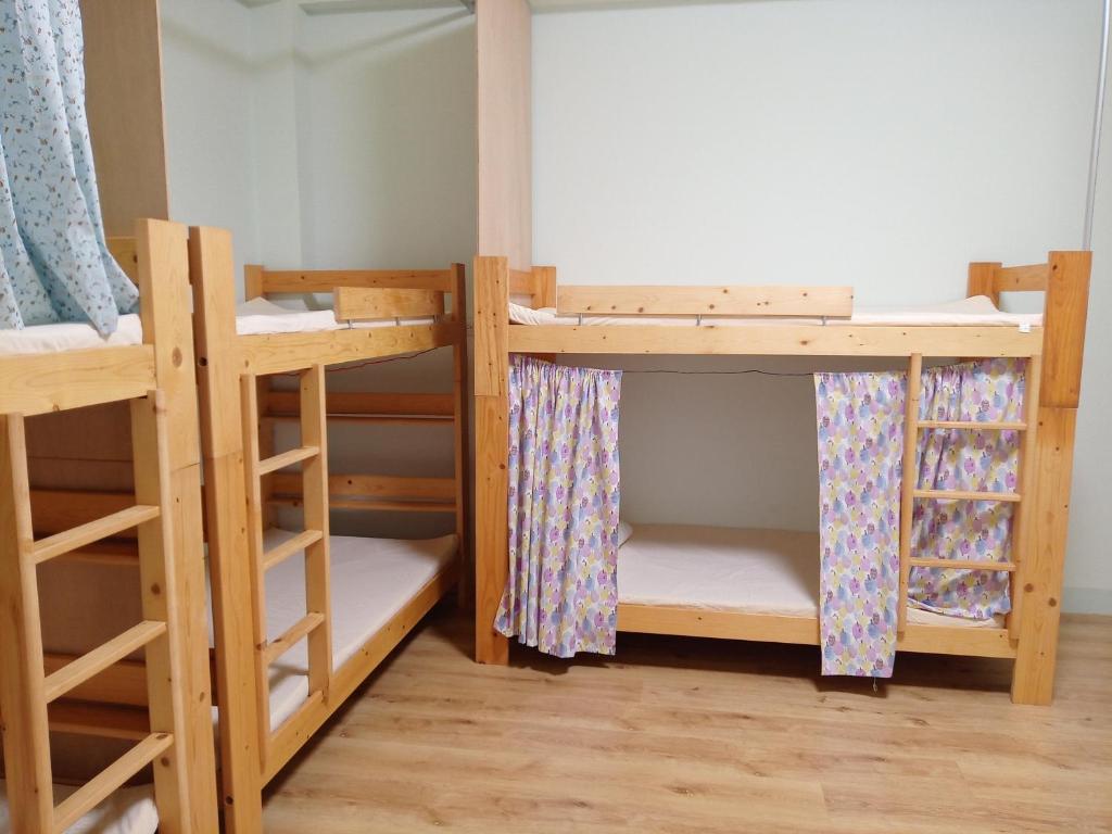 Palanda nebo palandy na pokoji v ubytování 隱君子的撒野