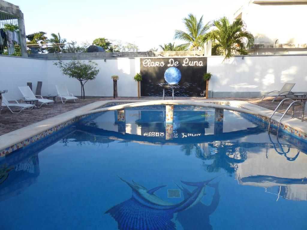 uma piscina com um peixe na água em Claro de Luna em Playa del Carmen