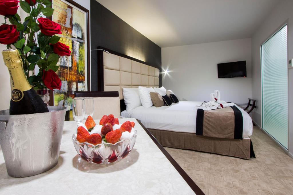 Postel nebo postele na pokoji v ubytování VR Queen Street Hotel & Suites