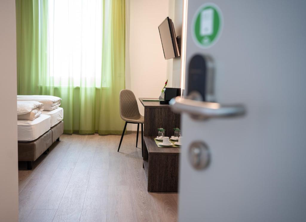 Postel nebo postele na pokoji v ubytování eee Hotel Graz