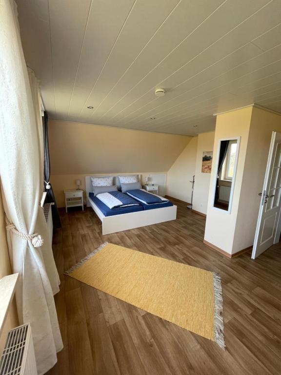 um quarto com uma cama num quarto em Achterkoje em Heiligenhafen