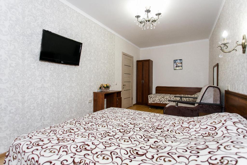 アナパにあるApartment on Verkhnyaya Doroga 151のベッドルーム(ベッド1台、薄型テレビ付)