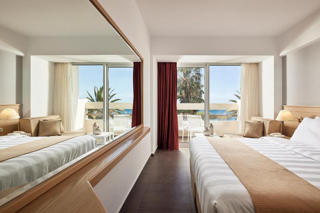 Postel nebo postele na pokoji v ubytování Tylissos Beach Hotel - Adults Only