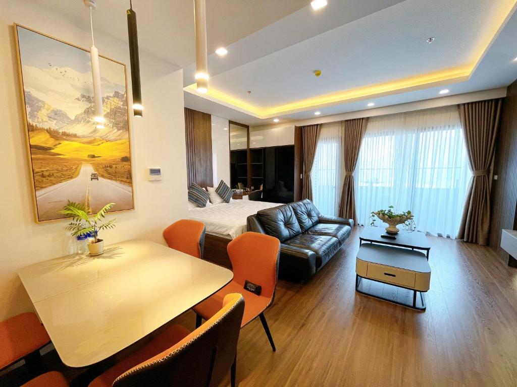 um quarto de hotel com uma cama, um sofá e uma mesa em FLC Sea Tower - Căn Hộ Biển Quy Nhơn em Quy Nhon