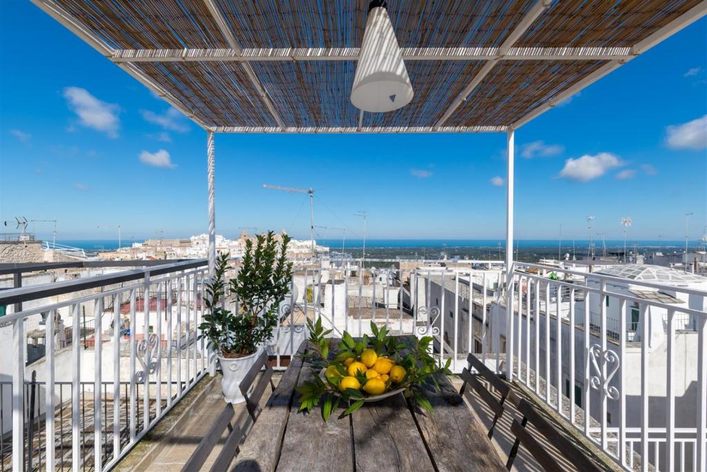 een balkon met een fruitschaal en uitzicht op de stad bij Chianca Antica in Ostuni