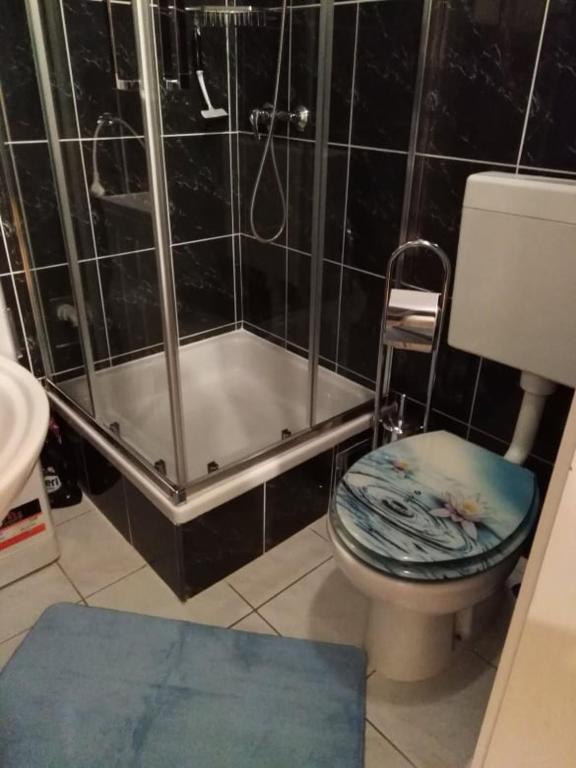 Koupelna v ubytování STUDIO APARTMAN TONKO - s balkonom