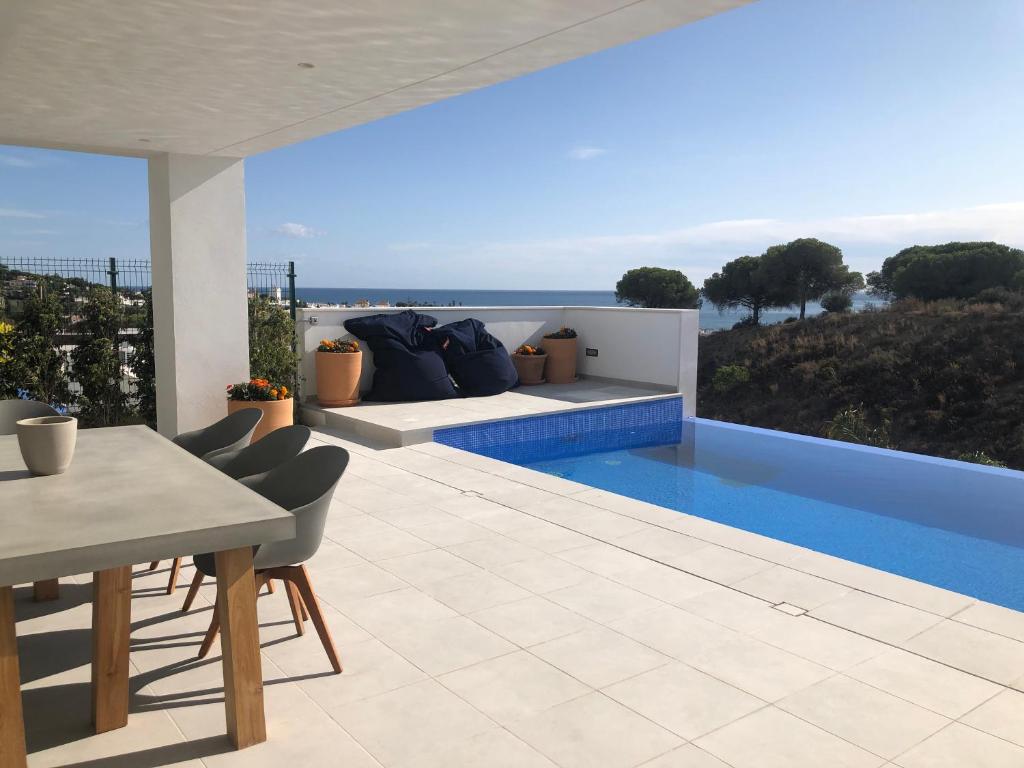 Bazén v ubytování 3 BDRM Vacation Home • SEA VIEW • Cala De Mijas nebo v jeho okolí