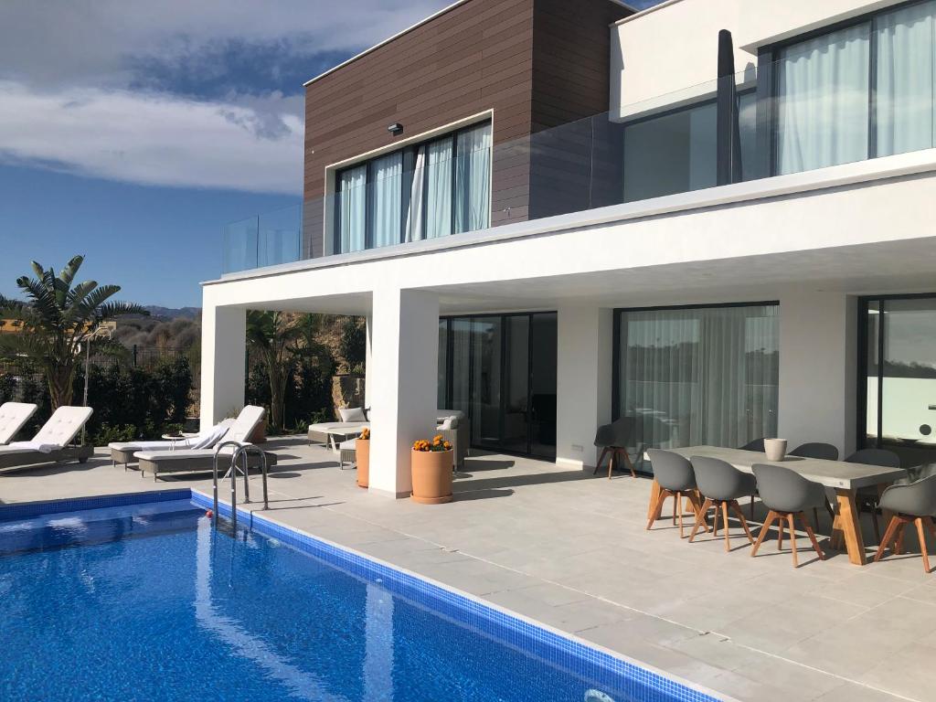 Bazén v ubytování 3 BDRM Vacation Home • SEA VIEW • Cala De Mijas nebo v jeho okolí