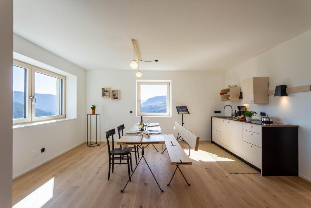 a kitchen and dining room with a table and chairs at Residence Villa Schlern in Fiè