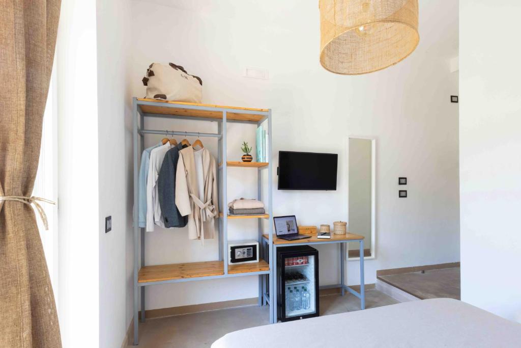 Telewizja i/lub zestaw kina domowego w obiekcie SorrentoVibes - Luxury Four Bedroom Home with Amazing Terraces in Sorrento