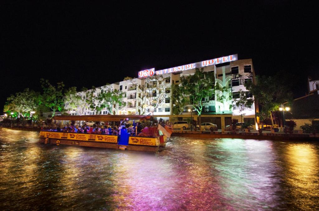 Výhled na řeku, která protéká v blízkosti hotelu