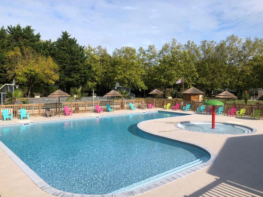 Bazén v ubytování Camping Les Maraises nebo v jeho okolí