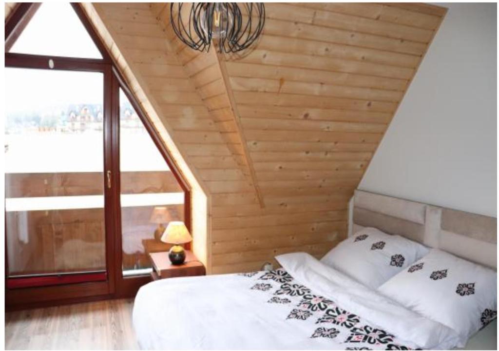 Posteľ alebo postele v izbe v ubytovaní Apartament z basenem