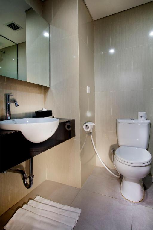 Koupelna v ubytování Neo Hotel Tendean Jakarta by ASTON