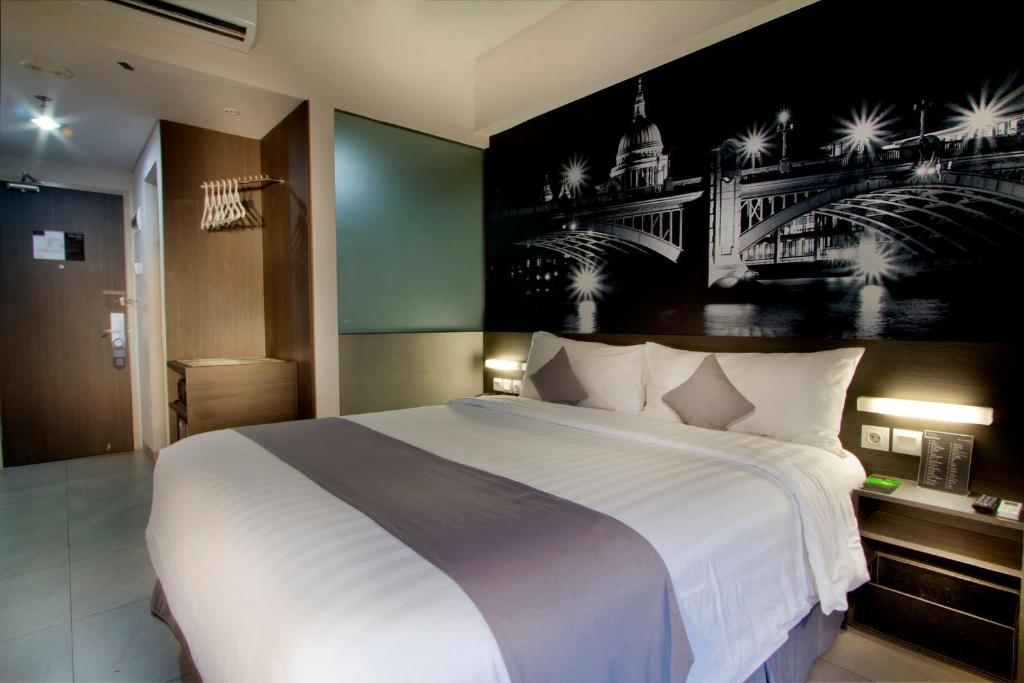 Postel nebo postele na pokoji v ubytování Neo Hotel Tendean Jakarta by ASTON