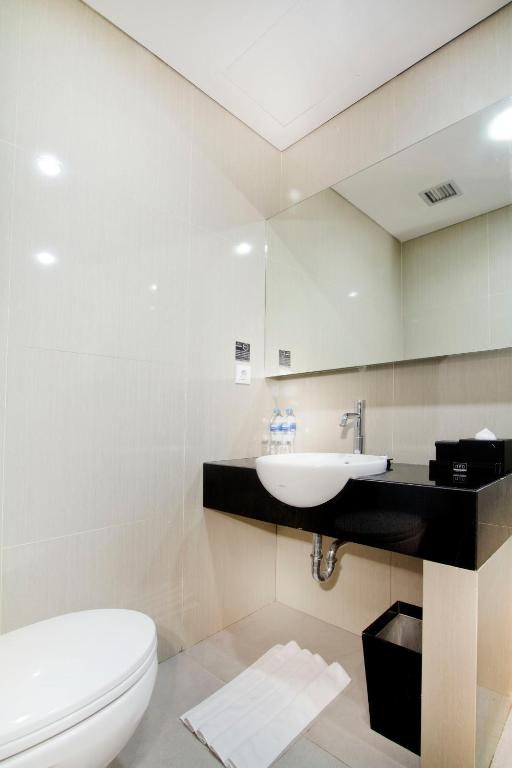 Koupelna v ubytování Neo Hotel Tendean Jakarta by ASTON