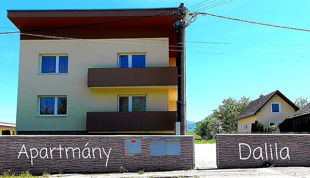 ライエツケ・テプリツェにあるApartmány Dalilaの前に看板がある建物