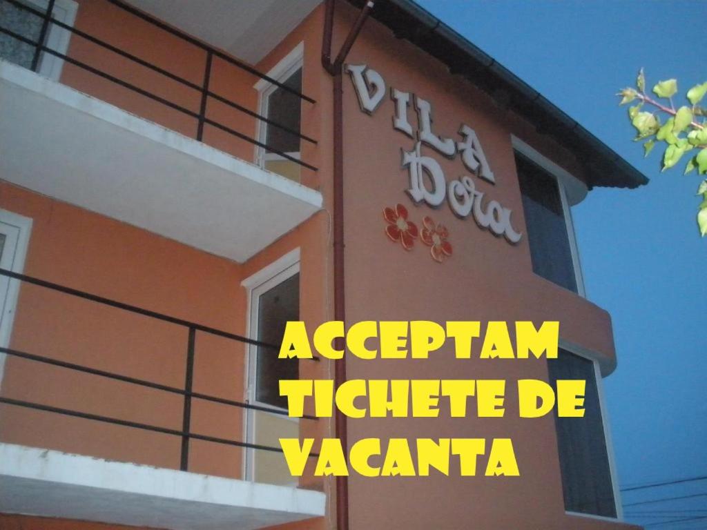 un panneau sur le côté d'un bâtiment dans l'établissement Vila Dora, à Costinesti