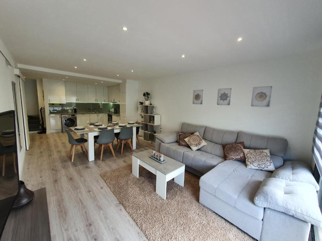 a living room with a couch and a table at Moderno Duplex Comfort in Roses