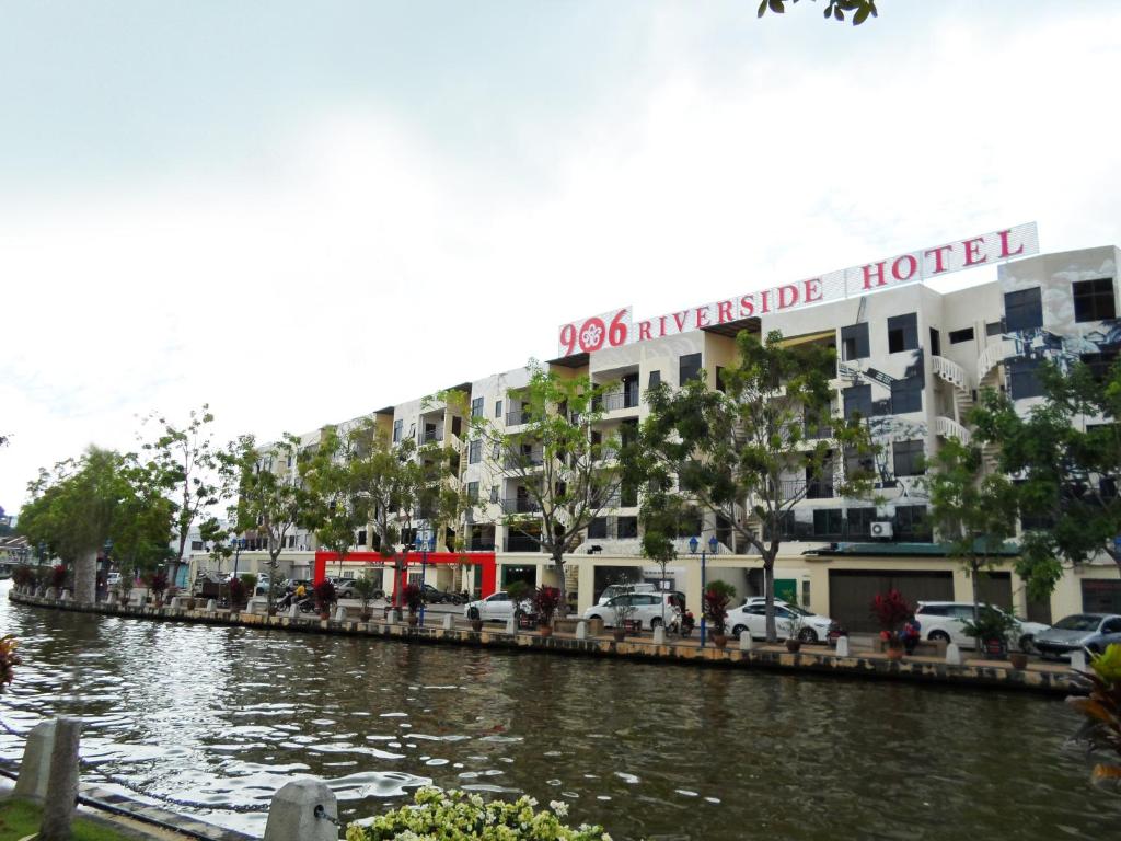 Výhled na řeku, která protéká v blízkosti hotelu